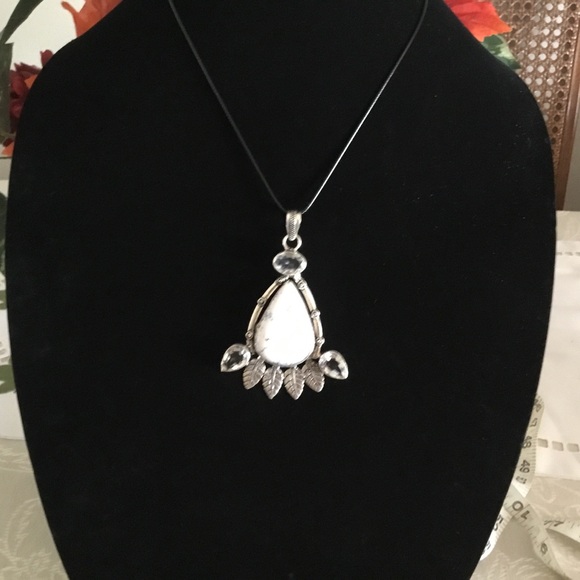HOWLITE LARGE PEAR STONE PENDANT W/ 3 CLEAR QUARTZ SET IN DESIGN STERLING SILVER - Picture 2 of 5